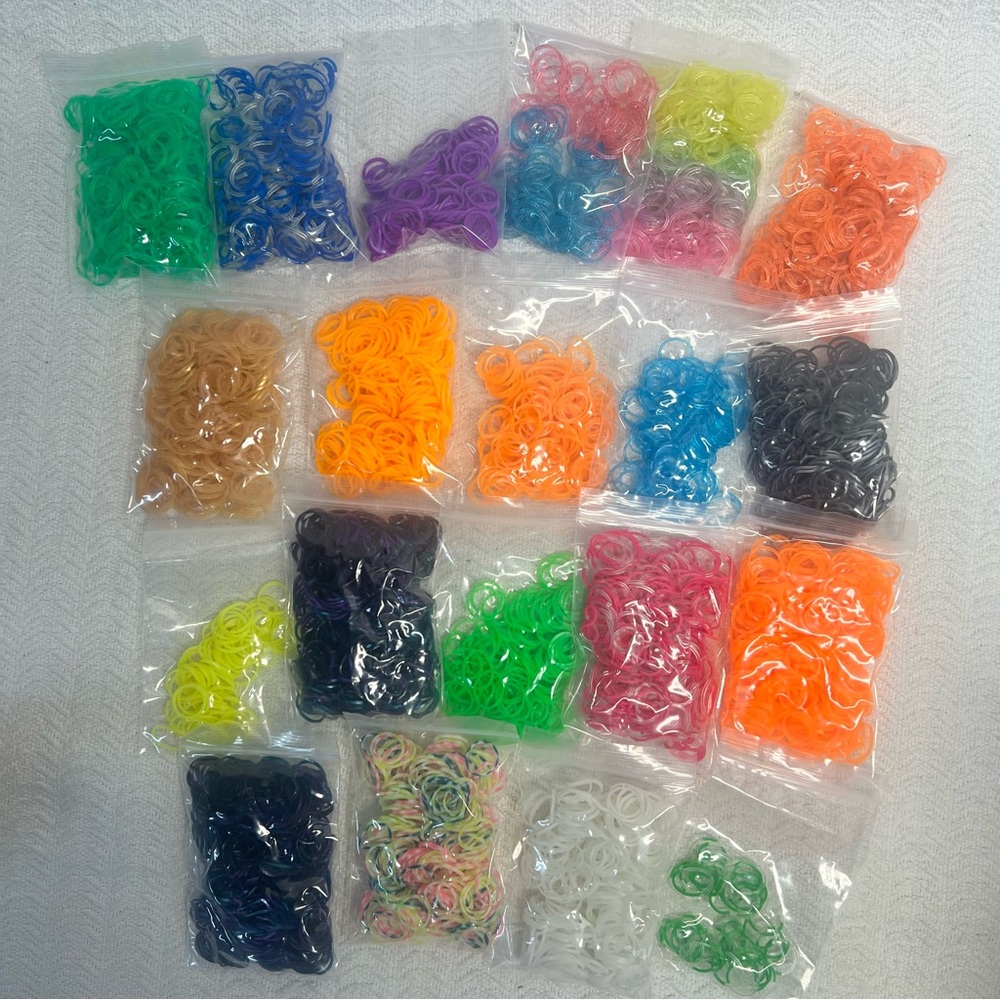 loom bands / 23 bags of multicolored loom bands with tools